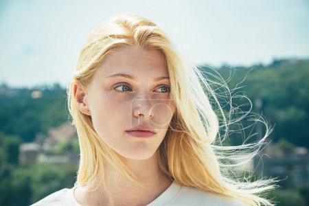 Téléchargez les photos : Portrait de jeune femme blonde en plein air. Fille romantique avec visage de beauté - en image libre de droit