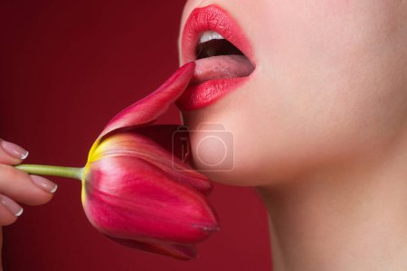 Téléchargez les photos : Tulipe de tendresse. Lèvres naturelles tendres avec tulipes. Sensibilité femme sexy bouche. Soin et tendresse. Gros plan belles lèvres tendres avec des fleurs de tulipes. Spa et cosmétiques. Touche de tendresse - en image libre de droit