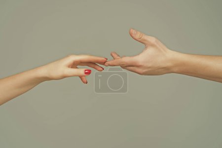 Téléchargez les photos : Atteindre toucher deux mains. Tends la main. Toucher les doigts sensuels. Deux mains essayant de toucher. Les mains des hommes et des femmes se touchent. Touche à la main. Les doigts se touchent. Bras sensuels - en image libre de droit