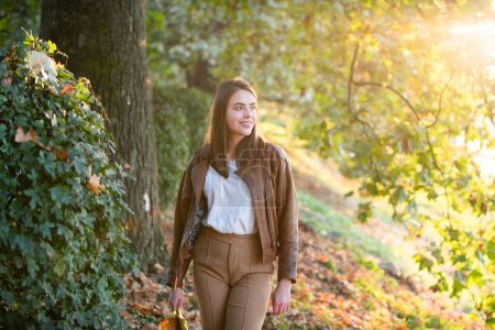 Foto de Retrato de mujer joven con hojas de otoño. Chica romántica sueño, mantenga caída hojas de arce. Temporada otoñal - Imagen libre de derechos