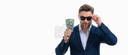 Foto de Hombre de traje con dinero en efectivo. Billetes de dólar. Retrato de un hombre sosteniendo billetes americanos. Billetes de dólar, crédito, banca en línea. Hombre rico señala billetes en dólares, préstamos bancarios, ahorros financieros - Imagen libre de derechos