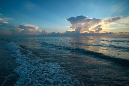 Foto de Puesta de sol en la playa tropical mar océano con nubes del amanecer. Banner para vacaciones de viaje. Paisaje cielo y reflejos rayos en el agua. Crepúsculo, crepúsculo en el mar. Paisaje marino en la mañana de verano - Imagen libre de derechos