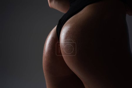 Foto de Woman shows a beautiful nude buttocks. Luxury ass. Huge buttocks. Sensual attractive young womans ass. Hot sexy lingerie. Perfect female buttocks in a panties. Sexy models ass in a bikini - Imagen libre de derechos