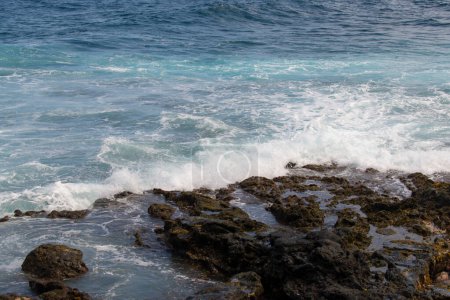 Téléchargez les photos : Fond marin. Vague océanique s'écrasant sur la côte rocheuse avec pulvérisation et mousse avant la tempête - en image libre de droit