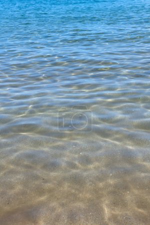 Foto de Agua de mar en fondo de detalle de agua ondulada. Patrón de olas océano - Imagen libre de derechos