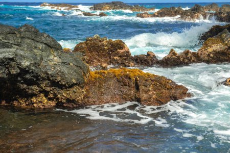 Foto de Fondo marino. Océano ola estrellándose en la costa de roca con spray y espuma antes de la tormenta - Imagen libre de derechos