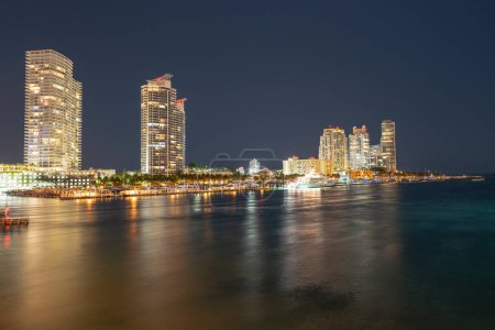 Téléchargez les photos : Night panoramic photo of Miami landscape. Miami Downtown behind MacArthur Causeway shot from Venetian Causeway - en image libre de droit