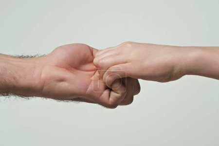 Foto de Ayudando a la mano. Tomando la mano, de cerca. Echando una mano. Rescate, ayuda gesto o manos. Relaciones de salvación. Mano extendiéndose para ayudar, relaciones. Brazo de ayuda, caridad - Imagen libre de derechos