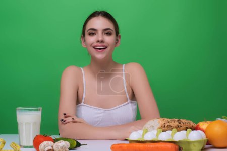 Téléchargez les photos : Légumes diète. Jeune femme mangeant des aliments sains, suivre un régime. Fille mangeant de la salade de légumes. Salade végétalienne. Femme au régime. Concept de régime. Mode de vie sain. Régime alimentaire pour perdre du poids - en image libre de droit