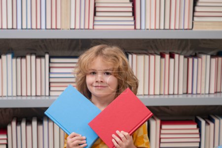 Foto de Alumno de escuela con un montón de libros. Niños disfrutando del cuento del libro en la biblioteca escolar - Imagen libre de derechos