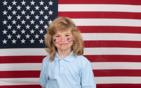 Foto de Día de la independencia de los niños 4 de julio. Concepto de Estados Unidos de América. Niño con bandera americana. Día conmemorativo. Cara de niños graciosos con bandera americana en la mejilla. Niño americano - Imagen libre de derechos