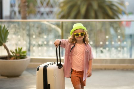 Foto de Retrato de niño viajero con bolsa de viaje. Los niños viajan y viajan fin de semana. Pequeño turista con maleta lista para viajar - Imagen libre de derechos