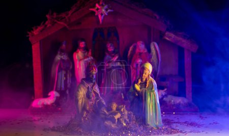 Téléchargez les photos : Jésus de Noël dans la crèche. Scène de Noël de la naissance de Jésus-Christ dans la crèche avec Joseph et Marie. Crèche traditionnelle de Noël de l'enfant Jésus dans la crèche. Concentration sélective - en image libre de droit