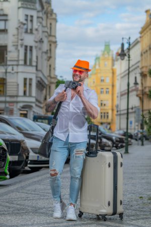 Foto de Estudiante viajero o joven turista. Hombre con maleta de viaje de vacaciones. Hombre viaje y aventura concepto - Imagen libre de derechos