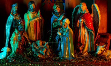 Téléchargez les photos : Bethléem. Une scène de Noël avec l'enfant Jésus, Marie et Joseph dans la crèche. Bethléem. Religieux chrétien. La Bienheureuse Vierge Marie, saint Joseph et l'enfant Jésus - en image libre de droit