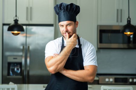 Téléchargez les photos : Homme en chef chapeau cuisine sur la cuisine - en image libre de droit