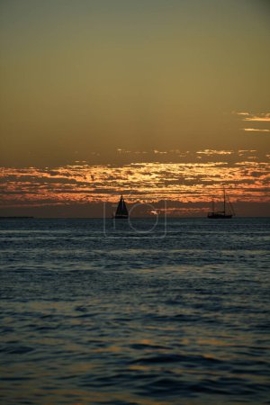 Foto de Atardecer dorado en el mar. paisaje con puesta de sol sobre el océano - Imagen libre de derechos