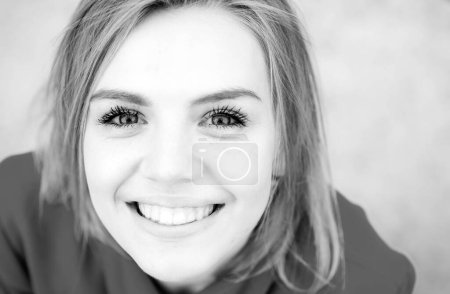 Foto de Retrato de una mujer feliz sonriente, cara cercana de mujer hermosa al aire libre. Primer plano adolescente con sonrisa romántica. Modelo femenino alegre - Imagen libre de derechos