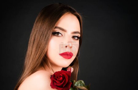 Téléchargez les photos : Portrait de femme séduisante avec rose rouge. Jour d'anniversaire - en image libre de droit