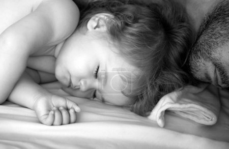 Téléchargez les photos : Père et enfant dorment dans le lit. Matin sommeil familial - en image libre de droit
