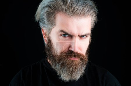 Téléchargez les photos : Gros plan portrait de l'homme barbu attrayant. Guy à la barbe et coiffure moderne en studio - en image libre de droit