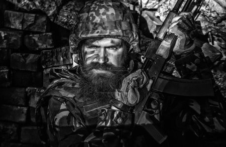 Foto de Soldados rusos o ucranianos con rifle. Rusia vs Ucrania soldado. Guerra de Ucrania. Conflicto militar, concepto geopolítico - Imagen libre de derechos
