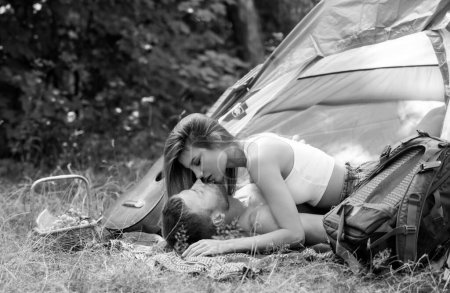 Téléchargez les photos : Randonneurs couple camping sur la nature. Amateurs romantiques en camping de vacances. Un jeune couple amoureux s'embrasse et s'embrasse. Sexy coupl baiser sur le camp - en image libre de droit