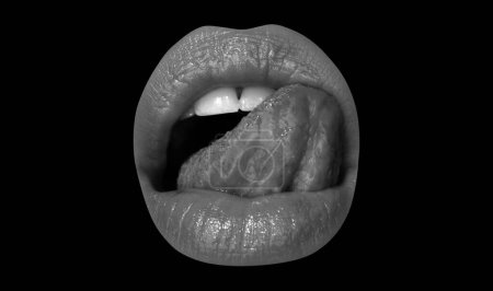 Foto de Lengua y labios femeninos sexy. Sexy sensual mujer boca abierta. Primer plano macro lengua - Imagen libre de derechos