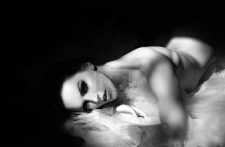 Foto de Modelo sexy desnuda. Mujer sensual con cuerpo delgado perfecto posando en vestido de moda. Cuerpo sexy perfecto - Imagen libre de derechos