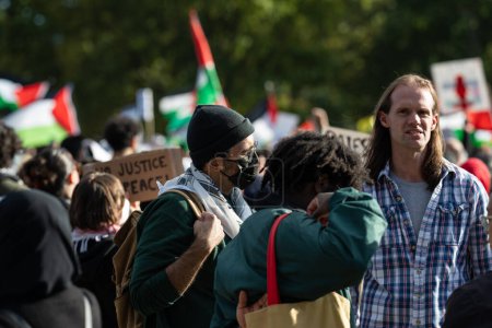 Foto de Washington DC, Estados Unidos - 21 de octubre de 2023: Manifestantes pro-Palestina, anti-Israel. Israel y Hamás en la Franja. Guerra entre Israel y Palestina. Carteles de protesta en Palestina Protesta en Washington DC - Imagen libre de derechos