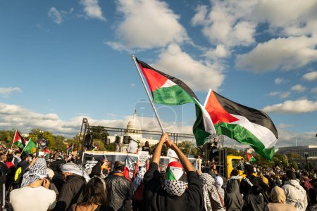 Foto de Washington DC, Estados Unidos - 21 de octubre de 2023: Manifestantes pro-Palestina, anti-Israel. Israel y Hamás en la Franja. Guerra entre Israel y Palestina. Muslim estadounidense por palestina - Imagen libre de derechos