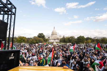Foto de Washington DC, Estados Unidos - 21 de octubre de 2023: Manifestantes pro-Palestina, anti-Israel. Israel y Hamás en la Franja. Guerra Israel y Palestina. Hamás, tsahal y la guerra de hasbullah. Bandera palestina - Imagen libre de derechos