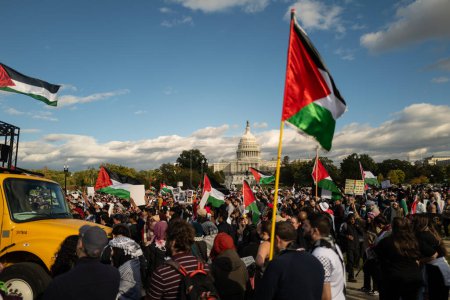 Foto de Washington DC, Estados Unidos - 21 de octubre de 2023: Manifestantes pro-Palestina, anti-Israel. Israel y Hamás en la Franja. Guerra entre Israel y Palestina. Guerra de Gaza. Hamás, tsahal y la guerra de hasbullah - Imagen libre de derechos