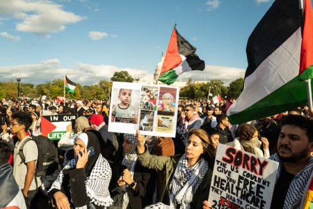 Foto de Washington DC, Estados Unidos - 21 de octubre de 2023: Manifestantes pro-Palestina, anti-Israel. Israel y Hamás en la Franja. Guerra entre Israel y Palestina. Carteles de protesta en Palestina Protesta en Washington DC - Imagen libre de derechos