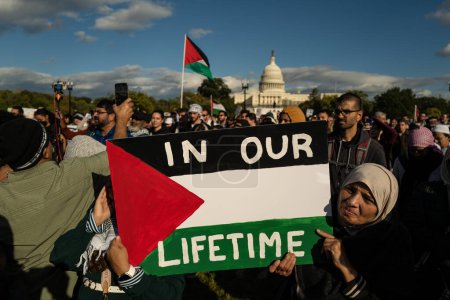 Foto de Washington DC, Estados Unidos - 21 de octubre de 2023: Manifestantes pro-Palestina, anti-Israel. Israel y Hamás en la Franja. Guerra entre Israel y Palestina. Protestando contra el Gobierno iraní por matar - Imagen libre de derechos