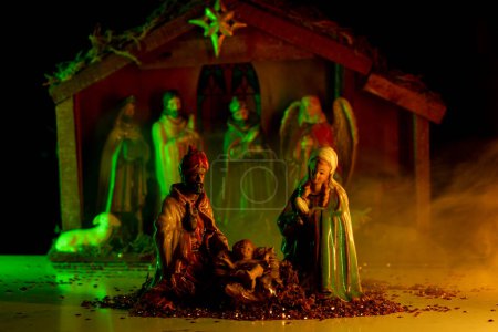 Téléchargez les photos : Scène de Noël traditionnelle naissance de Jésus. Scène de la Nativité. Noël crèche chrétienne avec Jésus dans la crèche, rois, animaux de la ferme et étoile de Bethléem - en image libre de droit