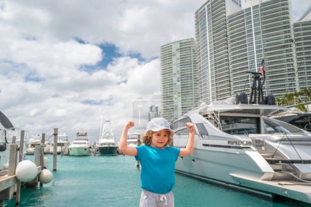 Téléchargez les photos : Un gamin joue dans la marine de Miami. Portrait d'enfant à l'extérieur. Gros plan visage enfant jouant à l'extérieur dans un parc d'été - en image libre de droit