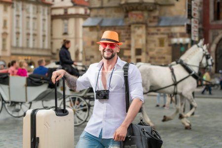 Foto de Turista de vacaciones. Hombre viajero con maleta al aire libre. Turista teniendo viaje de vacaciones. Europa, praga - Imagen libre de derechos