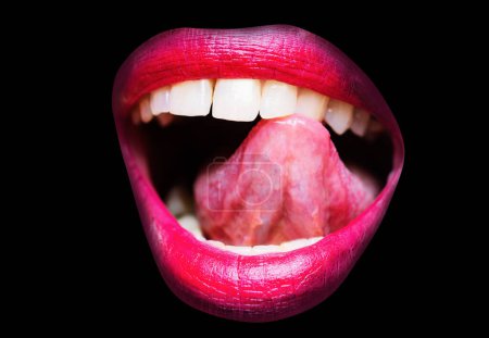 Foto de Los labios sensuales. Sensual boca abierta con lengua lamer dientes blancos. Los labios rojos sensuales. Sexy labios, chupar - Imagen libre de derechos