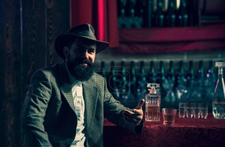 Foto de Barman en el interior del bar haciendo bebidas alcohólicas. Camarero profesional - Imagen libre de derechos
