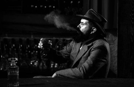 Foto de Un hombre atractivo con un cigarrillo y un whisky - Imagen libre de derechos