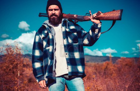Foto de Ropa para el cazador. Hunter con escopeta a la caza. Hombre sosteniendo escopeta. Un juego pequeño. Pistola de caza - Imagen libre de derechos