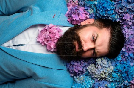 Téléchargez les photos : Homme barbu avec barbe en fleur dans la barbe, gay barbu. Concept de salon de coiffure. Moustache hommes - en image libre de droit