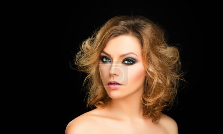 Téléchargez les photos : Femme avec un maquillage de luxe. Les yeux fumés se maquillent. Visage, salon de beauté, soins de la peau, cosmétiques - en image libre de droit