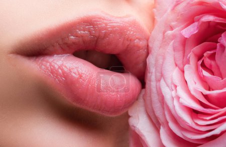 Téléchargez les photos : Lèvres naturelles. Lèvres avec du rouge à lèvres en gros plan. Belle bouche de femme avec rose - en image libre de droit