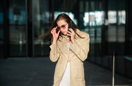 Foto de Mujer de negocios de moda hablando por teléfono al aire libre en la calle, estilo de calle de moda - Imagen libre de derechos
