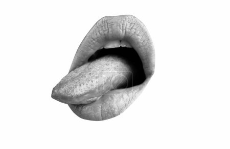 Foto de La lengua macra lame los labios. Primer plano de la boca de la mujer. Lengua y labios femeninos sexy - Imagen libre de derechos