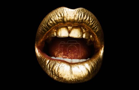 Foto de Abre la boca, cierra. Sensual mujer labios dorados. Labio de oro natural para mujer. Chica boca de cerca con lápiz labial dorado - Imagen libre de derechos