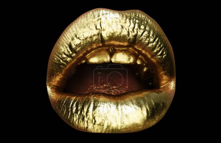 Téléchargez les photos : Des lèvres d'or. Peinture dorée de la bouche. Lèvres dorées sur la bouche de la femme avec maquillage. Design sensuel et créatif pour métal doré. Beauté et mode - en image libre de droit