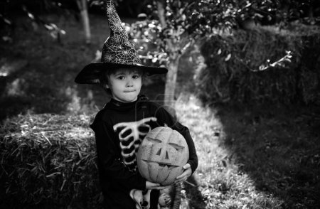 Téléchargez les photos : Petit garçon à une fête d'Halloween. Garde d'enfants. Enfant heureux dans la nature. Bonne journée. - en image libre de droit